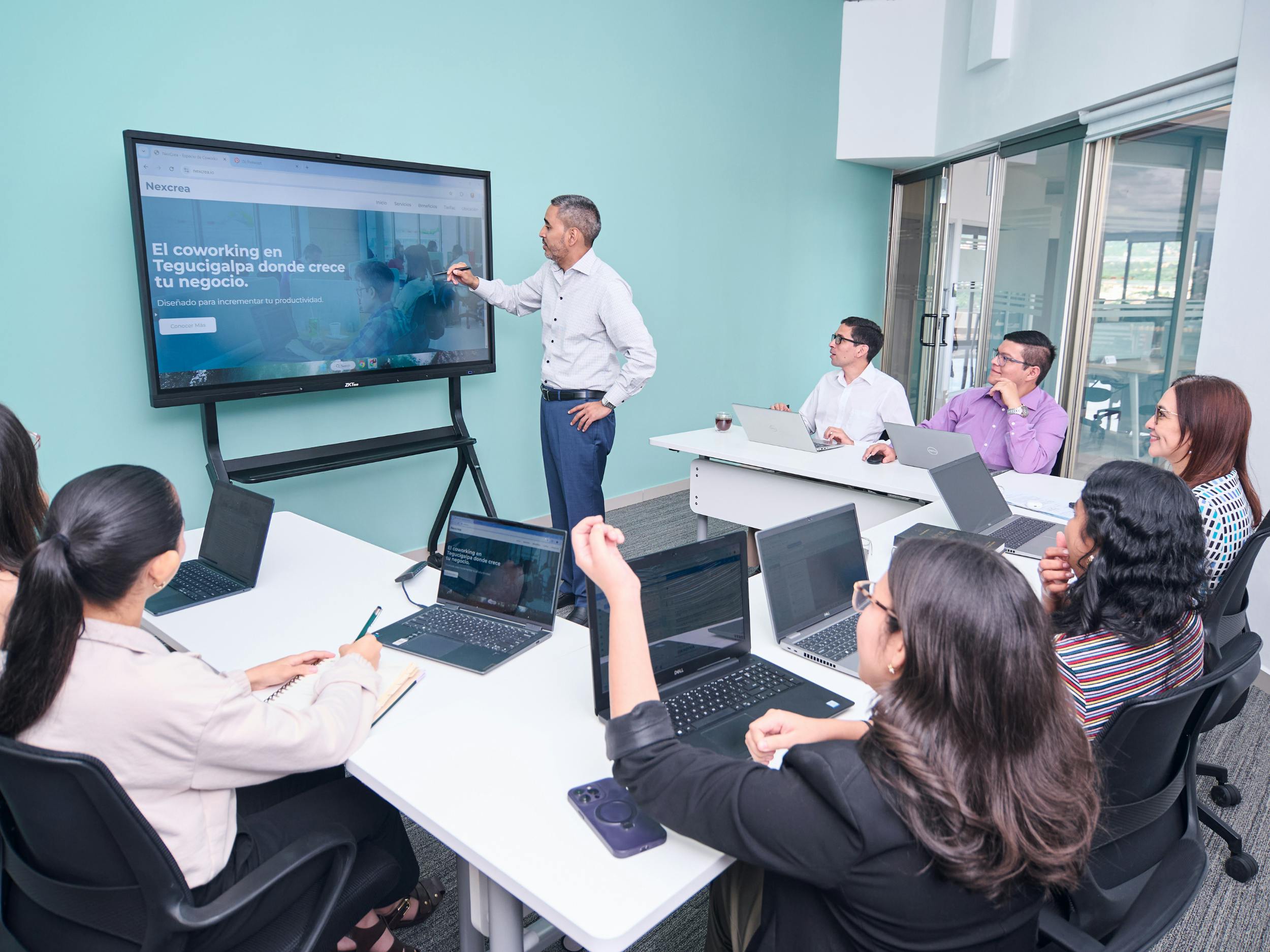 learnworlds eLearning specialists building an online academy